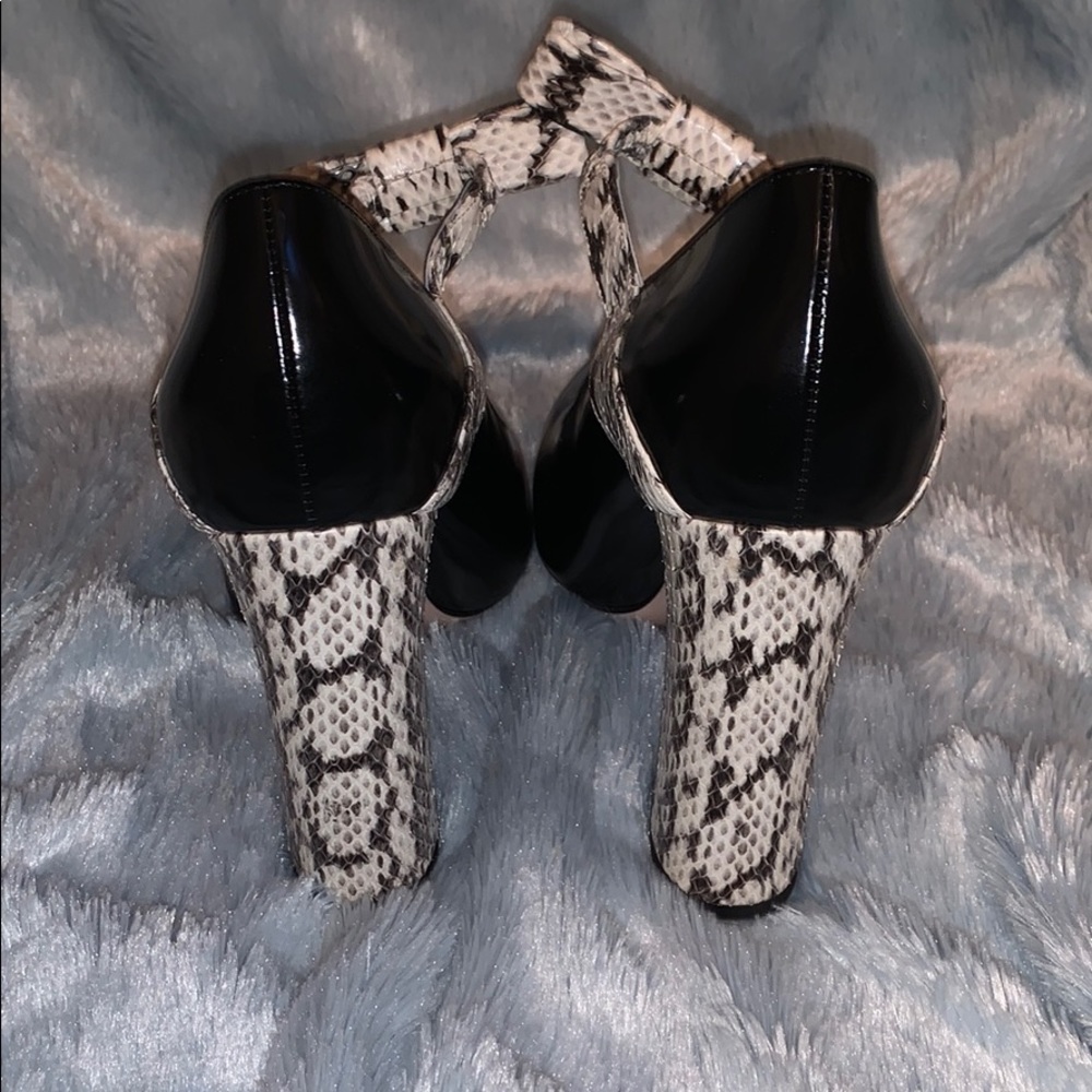 Gucci Patent Snakeskin Bow Leather Mary Jane Pumps - Picture 3 of 5